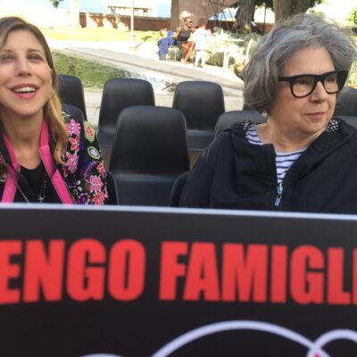Marilisa con Michela Andreozzi a Cagliari in occasione di dibattito pubblico scaled